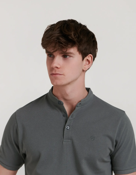 POLO LISO CUELLO MAO KAKI