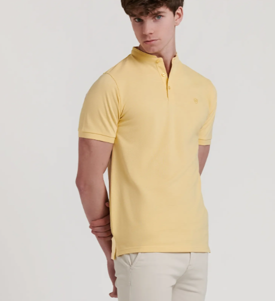 POLO LISO CUELLO MAO AMARILLO