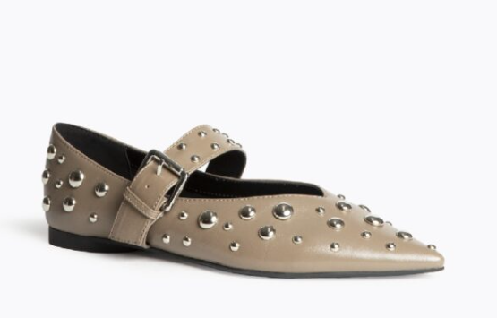 ZAPATO PLANO BEIGE TACHUELAS