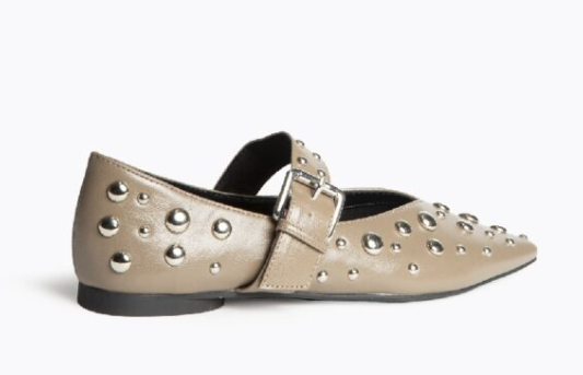 ZAPATO PLANO BEIGE TACHUELAS