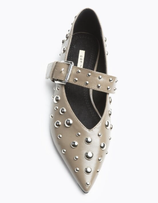 ZAPATO PLANO BEIGE TACHUELAS