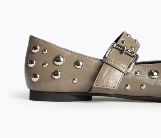 ZAPATO PLANO BEIGE TACHUELAS