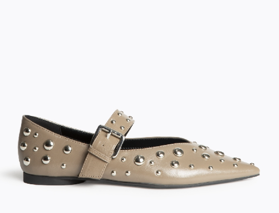 ZAPATO PLANO BEIGE TACHUELAS
